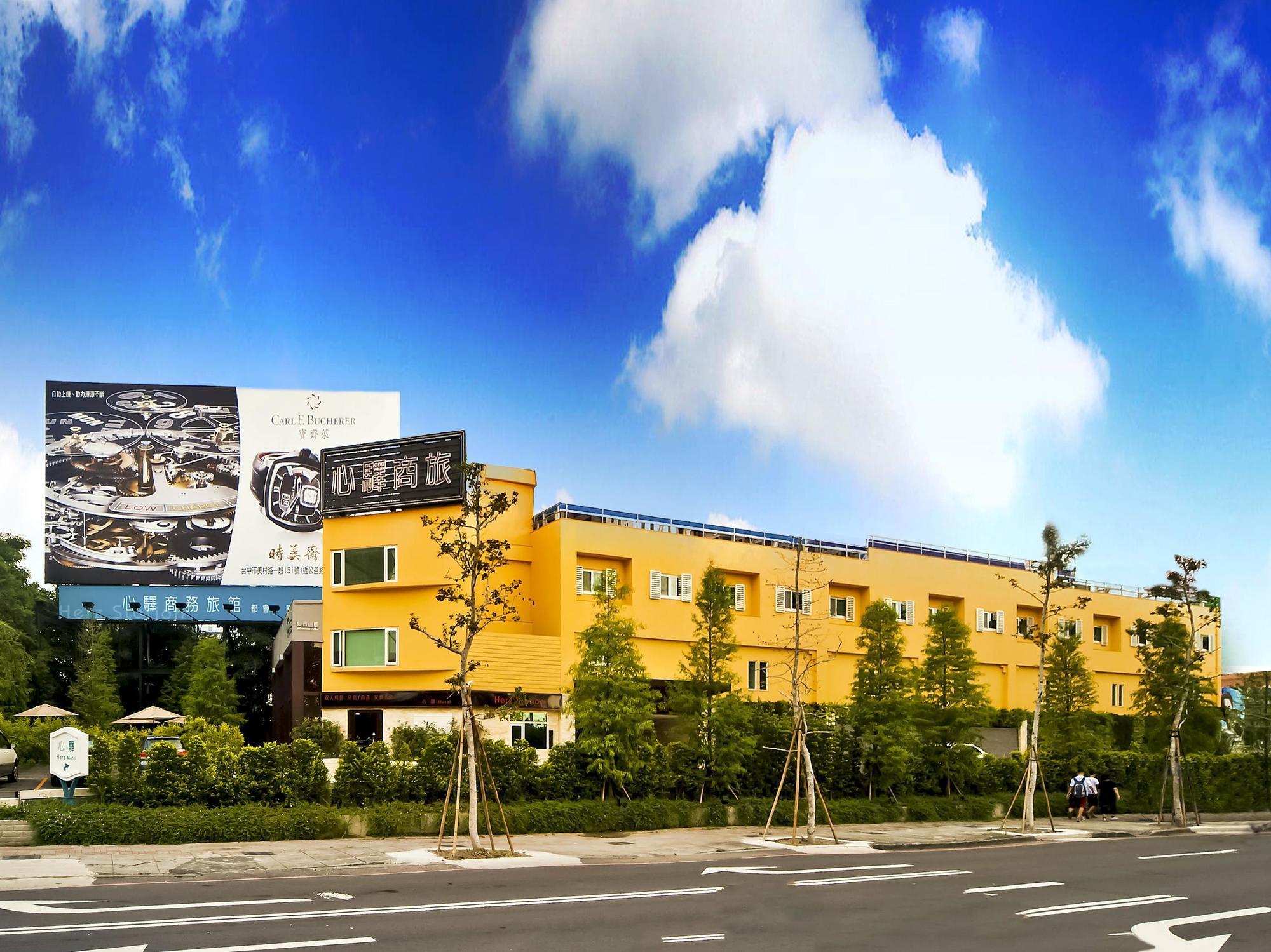 Herz Motel Taichung Bagian luar foto