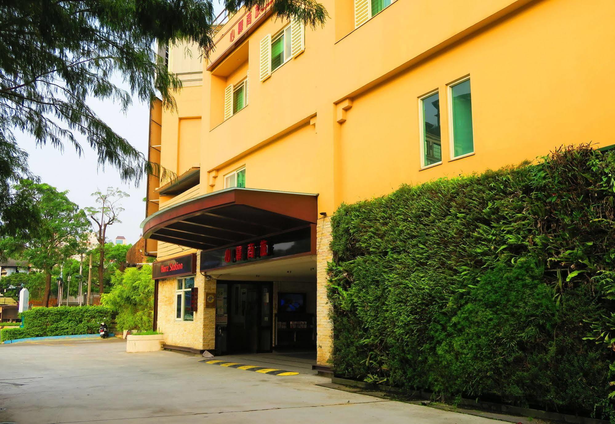 Herz Motel Taichung Bagian luar foto
