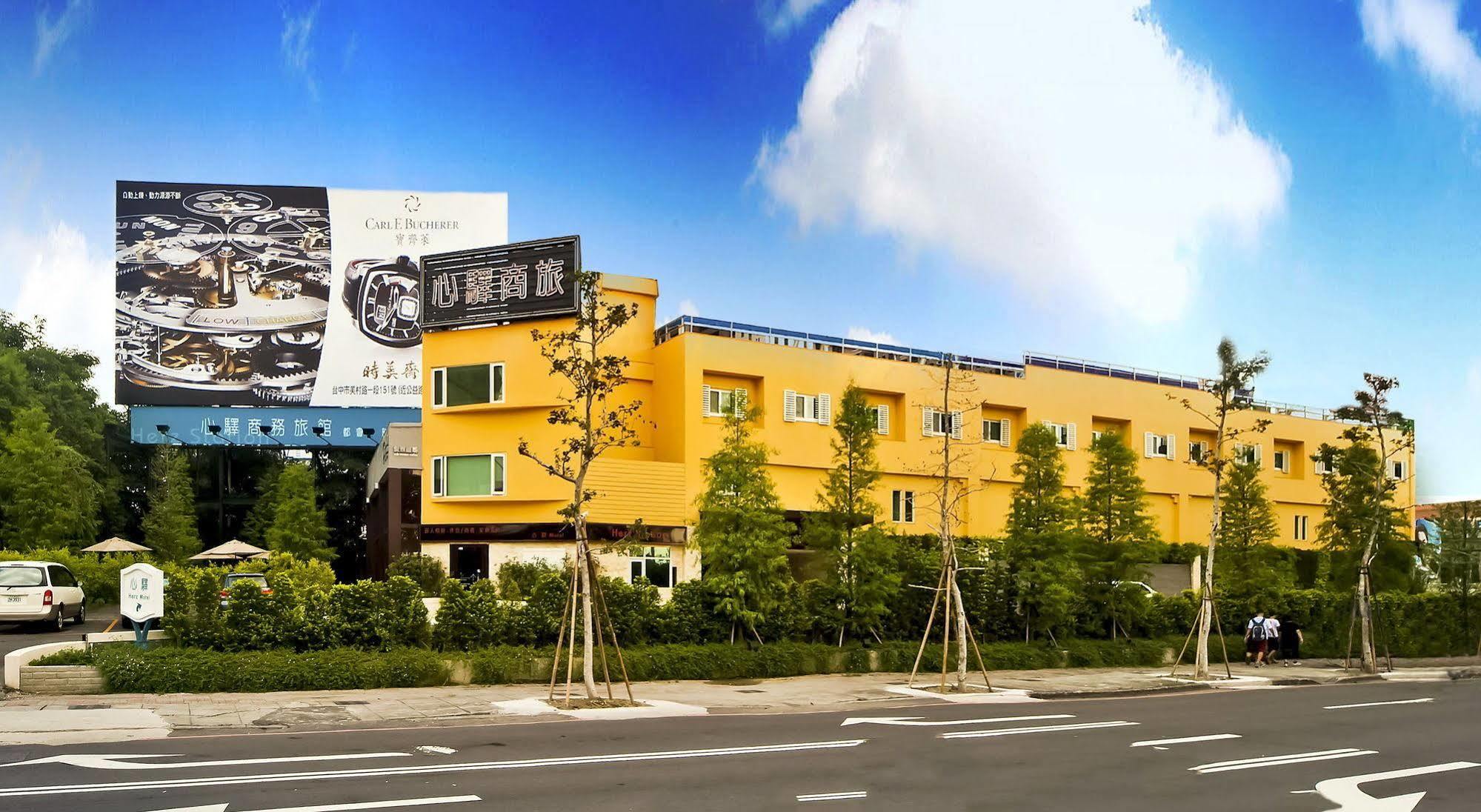 Herz Motel Taichung Bagian luar foto